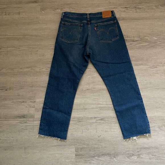 NWOT women’s Levi’s minimally distressed medium/dark wash denim size w31 l26 - Picture 2 of 2